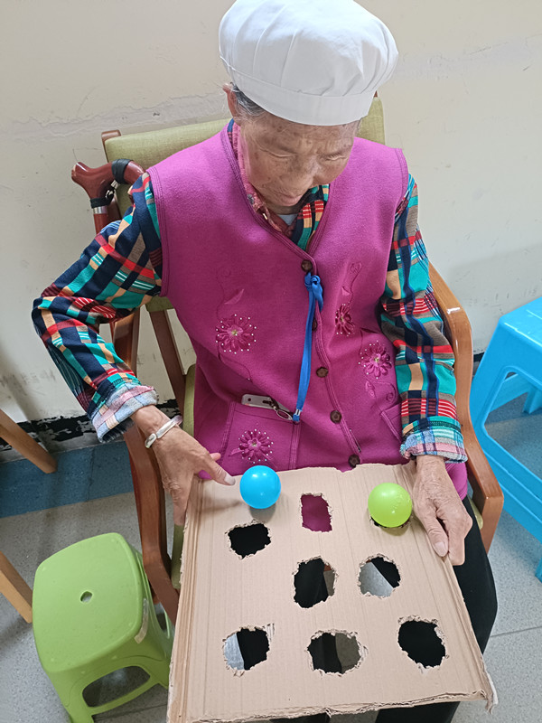 老人去养老院好还是雇保姆好