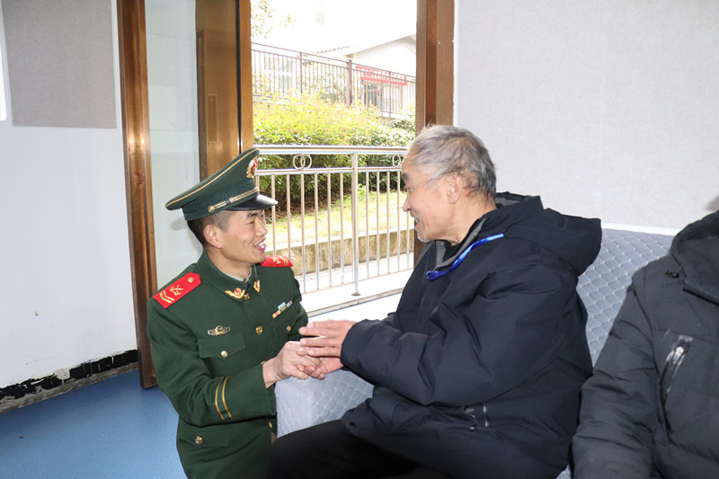 雷锋精神暖夕阳，军民共建显真情