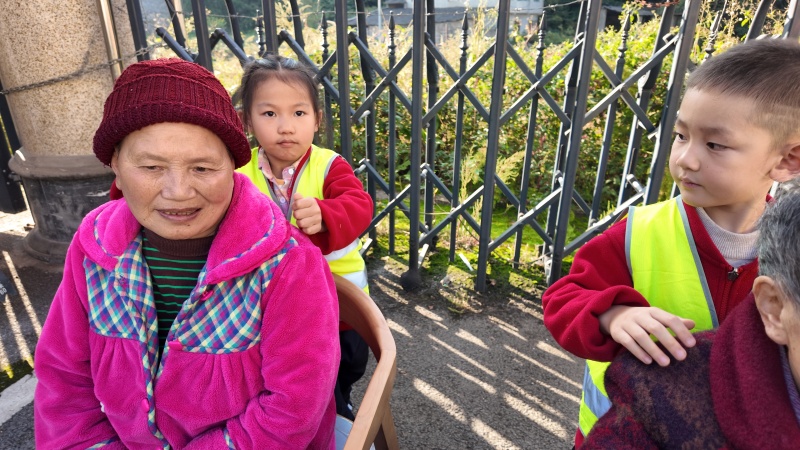 播州区实验幼儿园慰问老人