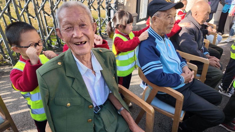 播州区实验幼儿园慰问老人