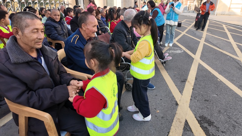 播州区实验幼儿园慰问老人