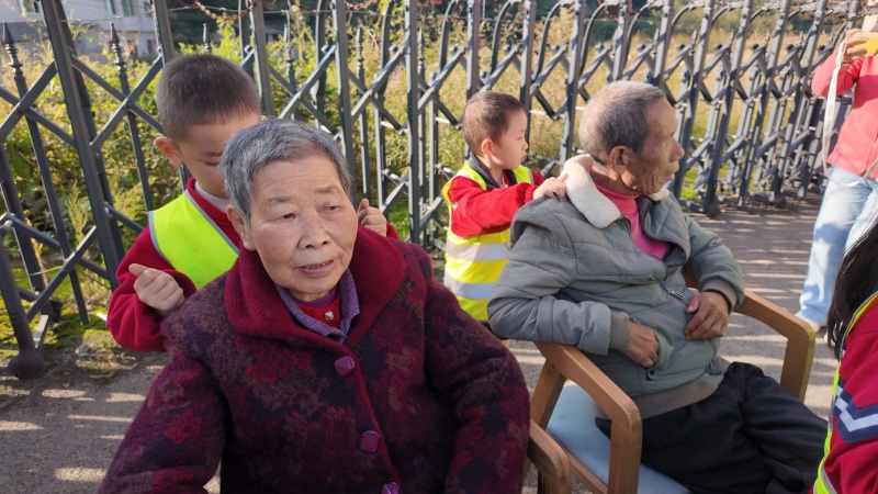 播州区实验幼儿园慰问老人