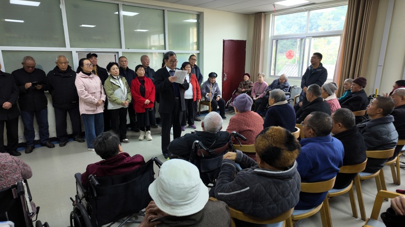 区政府办离退休支部慰问