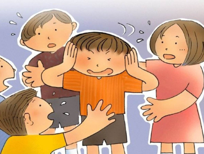 自闭症经常突如其来抱住其他的小朋友，请问下该如何引导呢?
