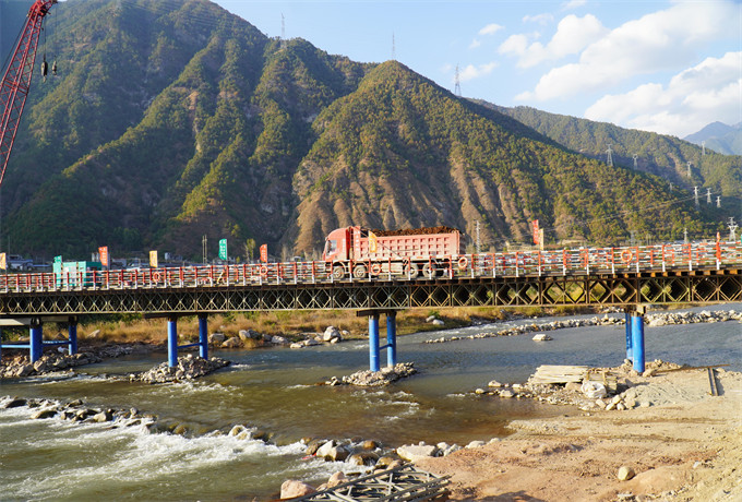 恭贺先通钢便桥顺利通车-金西高速大石板隧道进口便道