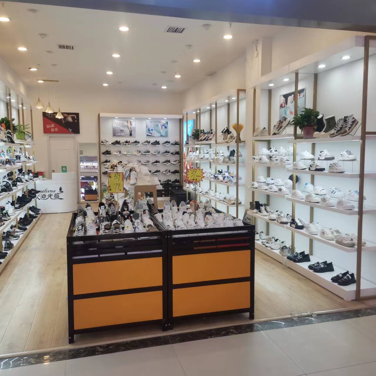 西安高新万达商场鞋柜展柜合作案例
