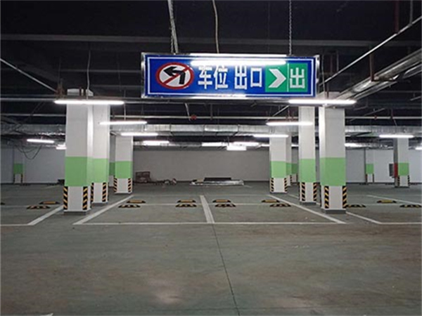 赤峰交通设施指示牌