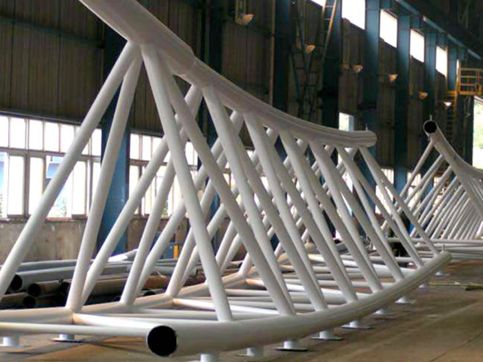 管桁架一般在大型建筑中比较常见，东鼎钢为大家整理了在安装管桁架时有哪些需要注意的事项！