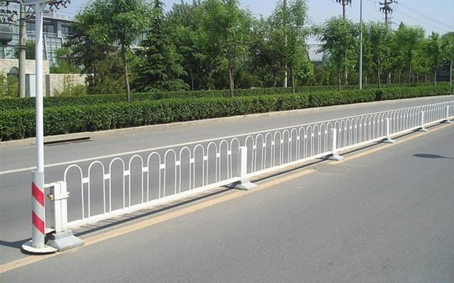 道路护栏的功能与设计