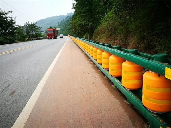 种高速公路可折叠活动护栏