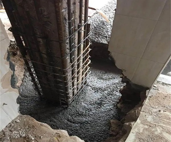 在高强无收缩灌浆料施工中能够防止孔洞形成的方法