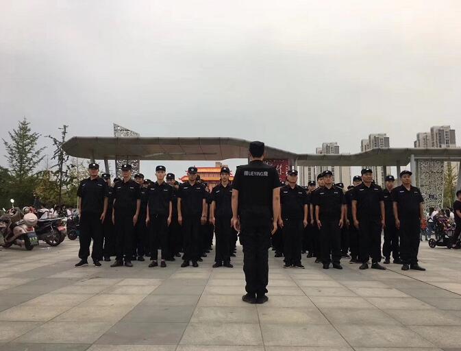 襄阳保安招聘公司保驾护航诸葛亮广场文化旅游节活动现场