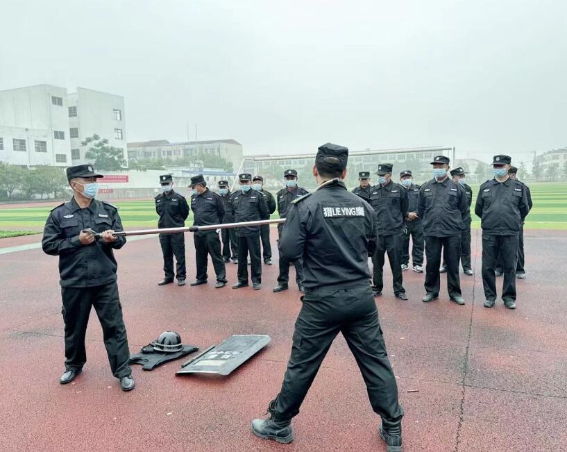 猎鹰保安为枣阳七方学校开展“校园安保八大件使用”培训