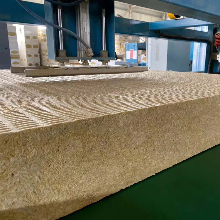 岩棉复合板是目前建筑行业.常用的保温隔热材料，来和盛达隆彩钢一起看看它在建筑领域起到了什么作用？