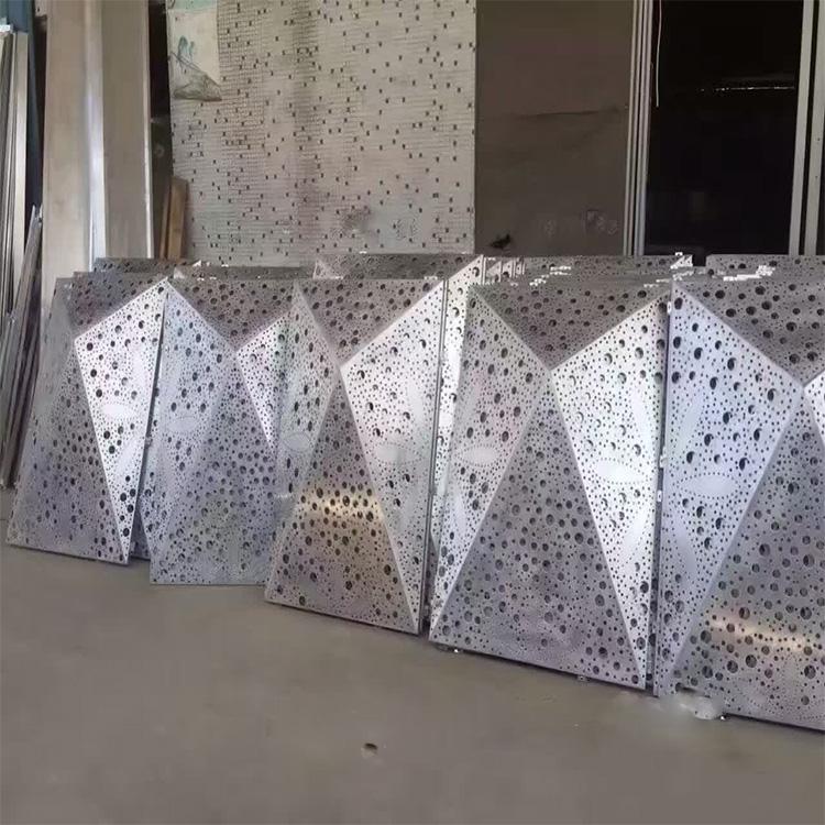 成都造型铝单板的个性化金属艺术**空间装饰新风尚