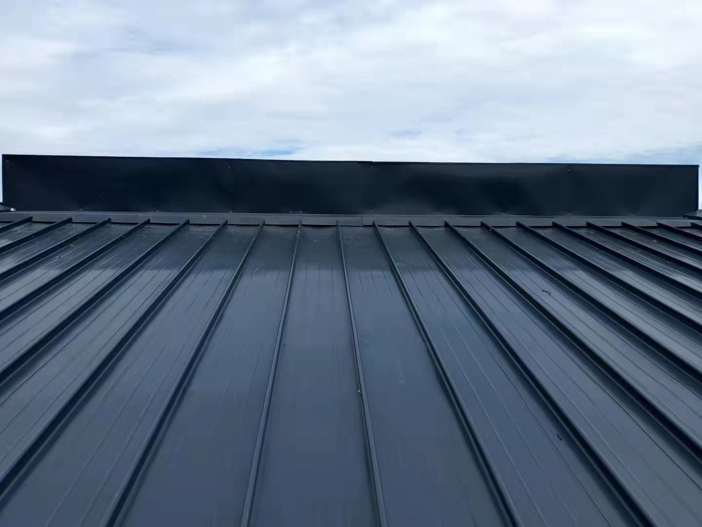 铝镁锰屋面板怎么样安装？金宇彩钢带你看！
