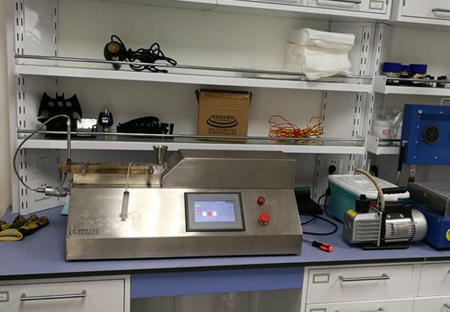 实验室里的成都桌面式挤出机