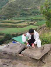 舟曲县乡镇集中式饮用水源地水质检测点位现场采样