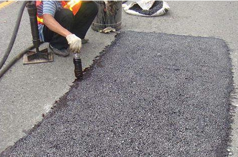 冷补料主要应用于沥青路面坑槽等病害的快速修复