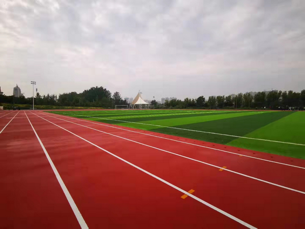施工完后的塑胶跑道为何会有股橡胶味你知道其中原因么？
