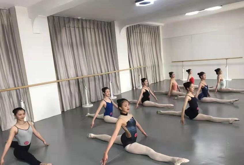 刻苦训练和科学训练同样重要，甘肃艺考生古典舞拉伸训练的基本原则！