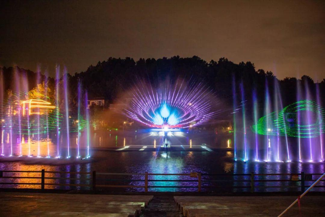 音乐喷泉使城市展示出更多丰富多彩的形态，增加了城市环境的生机。