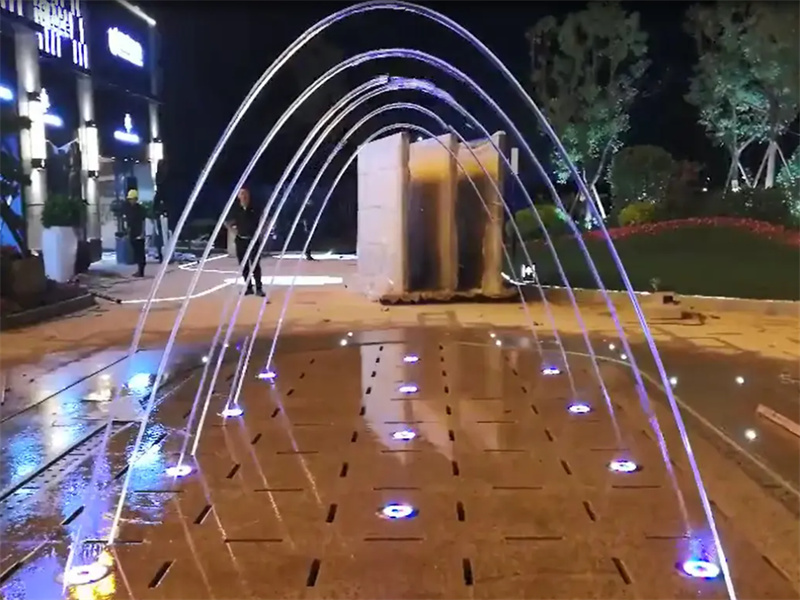 波光喷泉、光亮跳泉所形成的水柱沿着设定的轨迹喷洒，一条条大小各异的跳跃拱门