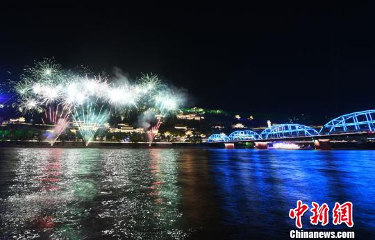 图为9月25日启动的首届黄河之滨音乐节上的烟花秀。 杨艳敏 摄