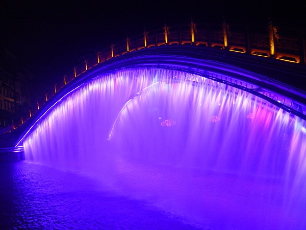 四川桥上喷泉