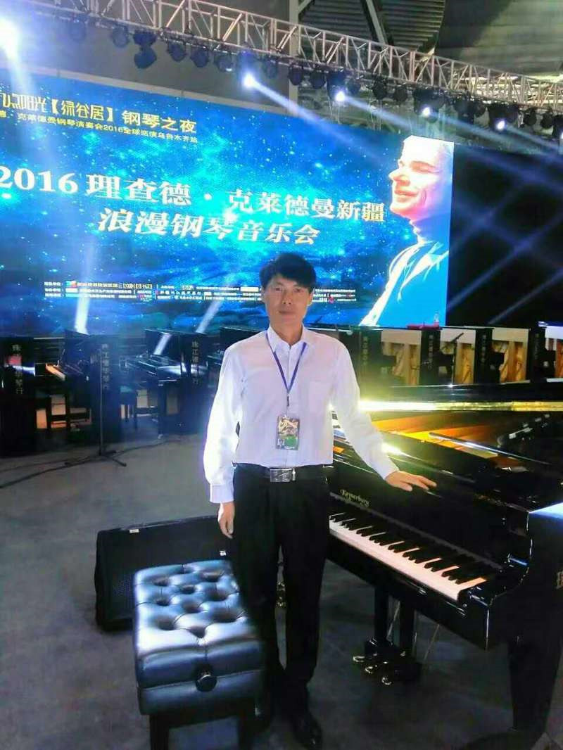 新疆珠江鋼琴..調律師