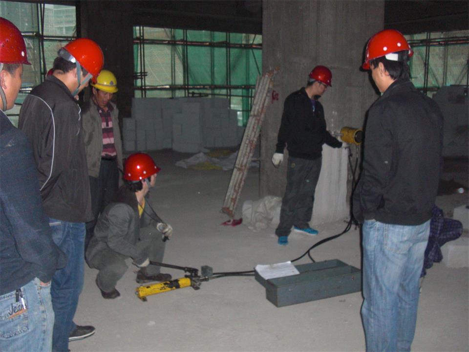 建筑加固施工人员施工质量检查