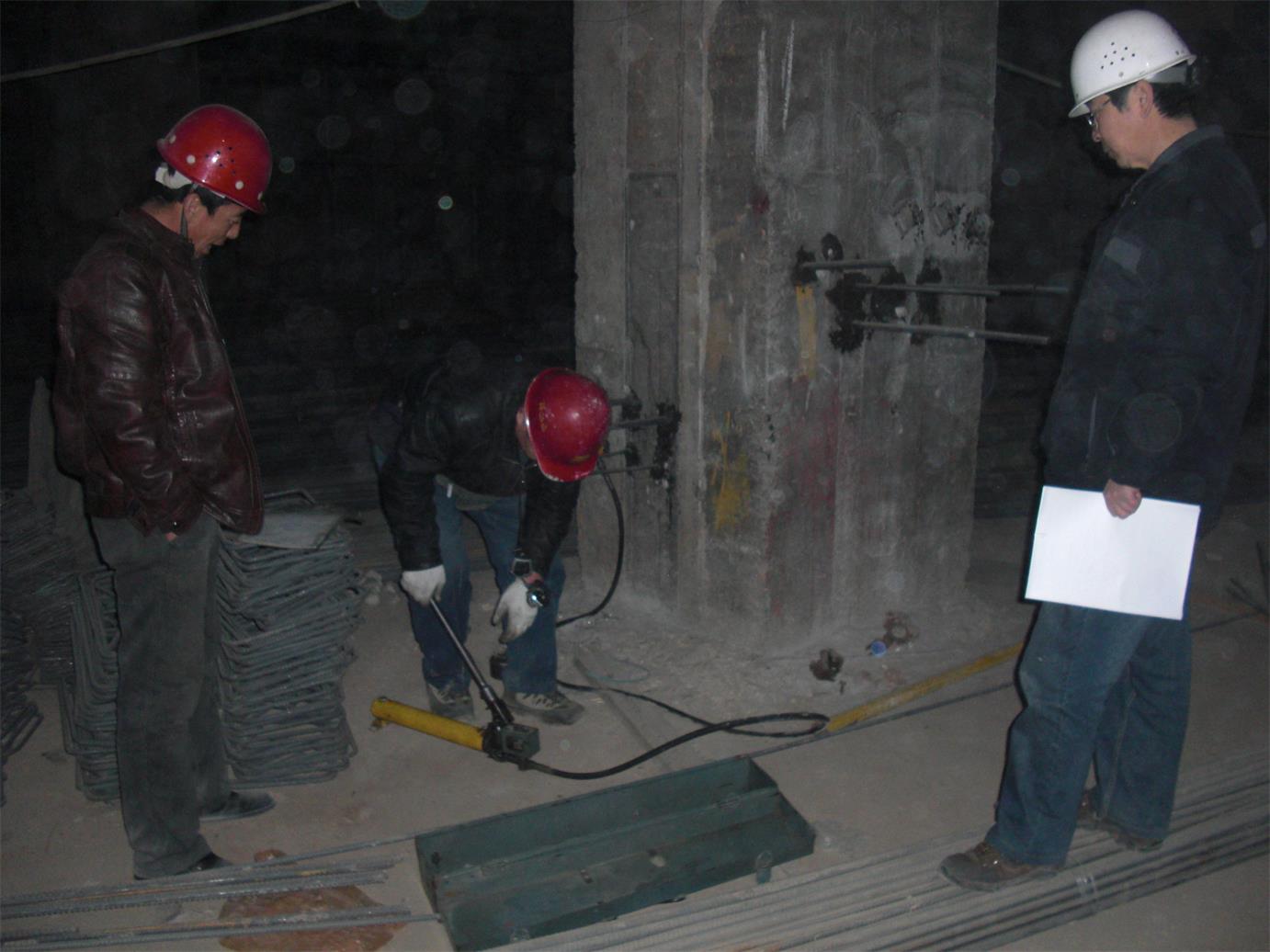 建筑加固施工人员施工质量检查