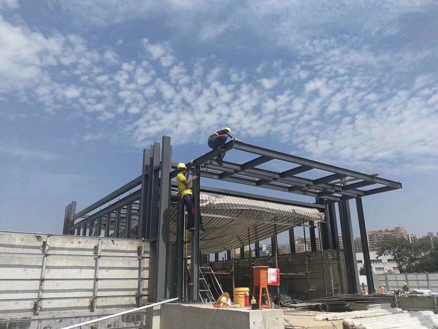 西安钢框架结构工程公司承建的西安地铁一号线（二期）森林公园站紧张建设中