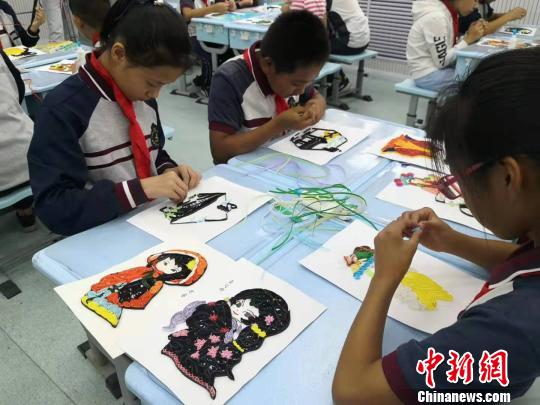 学生们在特色活动项目中“衍”出快乐。 刘薛梅 摄