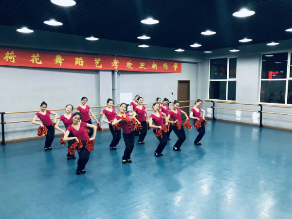 迎新晚会舞蹈排练