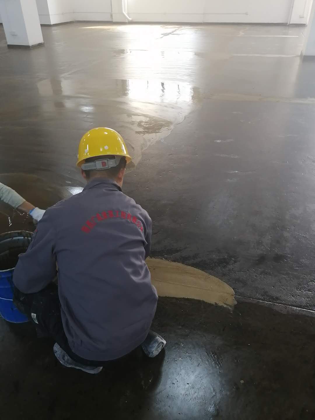 中涂刮砂   修补裂缝