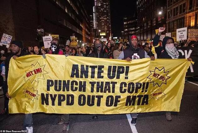 示威者冲击纽约地铁抗议暴力执法 特朗普力挺警察