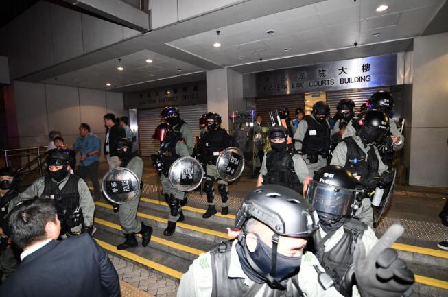 5暴徒因律政司"写错名"被释放 港警围守法庭外再抓