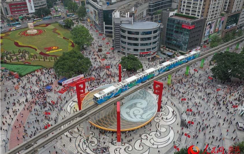 当列车行驶在圆形建筑上空时，引来市民惊呼：仿若是“火锅‘烫’轨道列车”