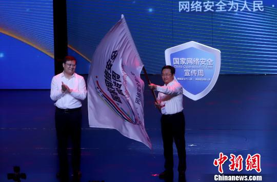 圖為天津市副市長姚來英(左)與河南省鄭州市市委副書記、市長王新偉(右)交接會旗。 張道正 攝