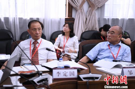 ..李定国教授、邹荣教授出席论坛。 孙国根 摄 ..李定国教授、邹荣教授出席论坛。 孙国根 摄