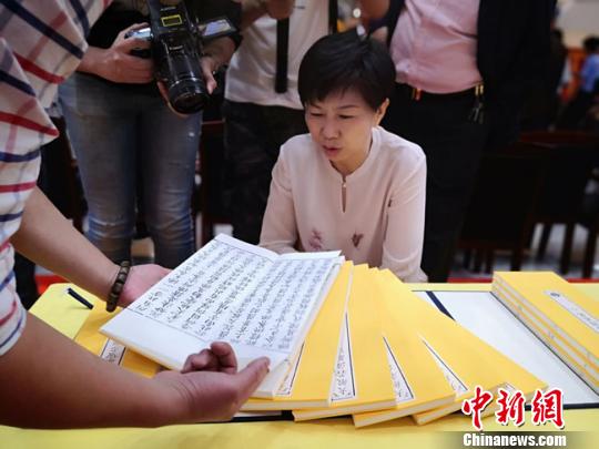 图为甘肃省文物局局长马玉萍参观原版刷印《清敕修大藏经》。 冯志军 摄 图为甘肃省文物局局长马玉萍参观原版刷印《清敕修大藏经》。 冯志军 摄