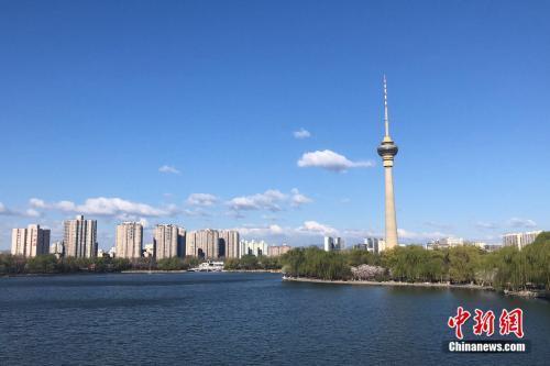 资料图:北京蓝天。 冷昊阳 摄 点击进入下一页