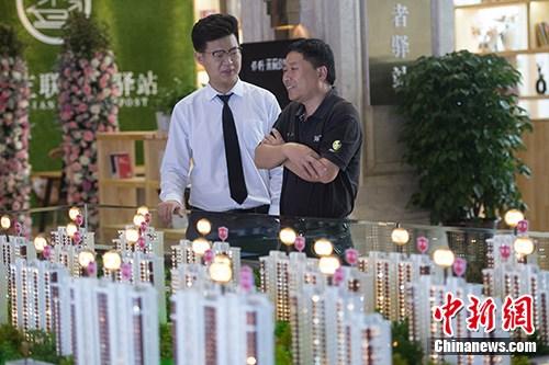 资料图:房地产置业经理为民众介绍商品房户型。<a target='_blank' href='http://www.chinanews.com/'>中新社</a>记者 韦亮 摄 资料图:房地产置业经理为民众介绍商品房户型。<a target='_blank' href='http://www.chinanews.com/'>中新社</a>记者 韦亮 摄