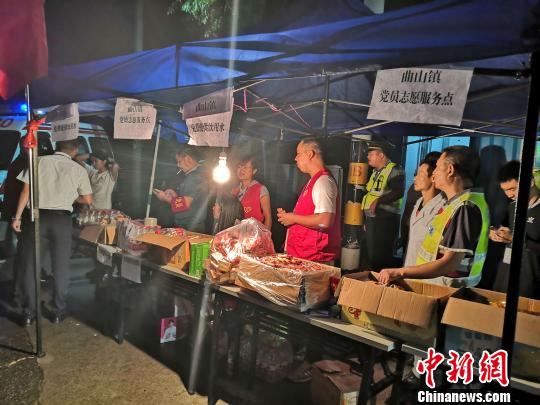 过往司乘人员在志愿服务点领取食物。北川宣传部 供图 北川宣传部 摄 过往司乘人员在志愿服务点领取食物。北川宣传部 供图 北川宣传部 摄