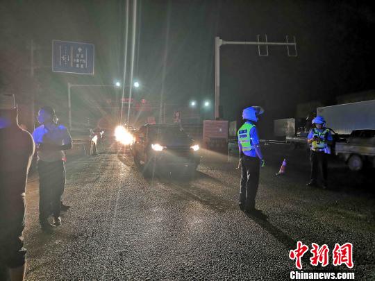 公安民警沿途指挥车辆通行。北川宣传部 供图 公安民警沿途指挥车辆通行。北川宣传部 供图
