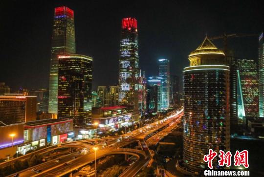 从9月30日至10月7日，灯光秀将出现在奥林匹克公园、大望京、三里屯、CBD、塞隆5处场所。 朝阳区供图 摄