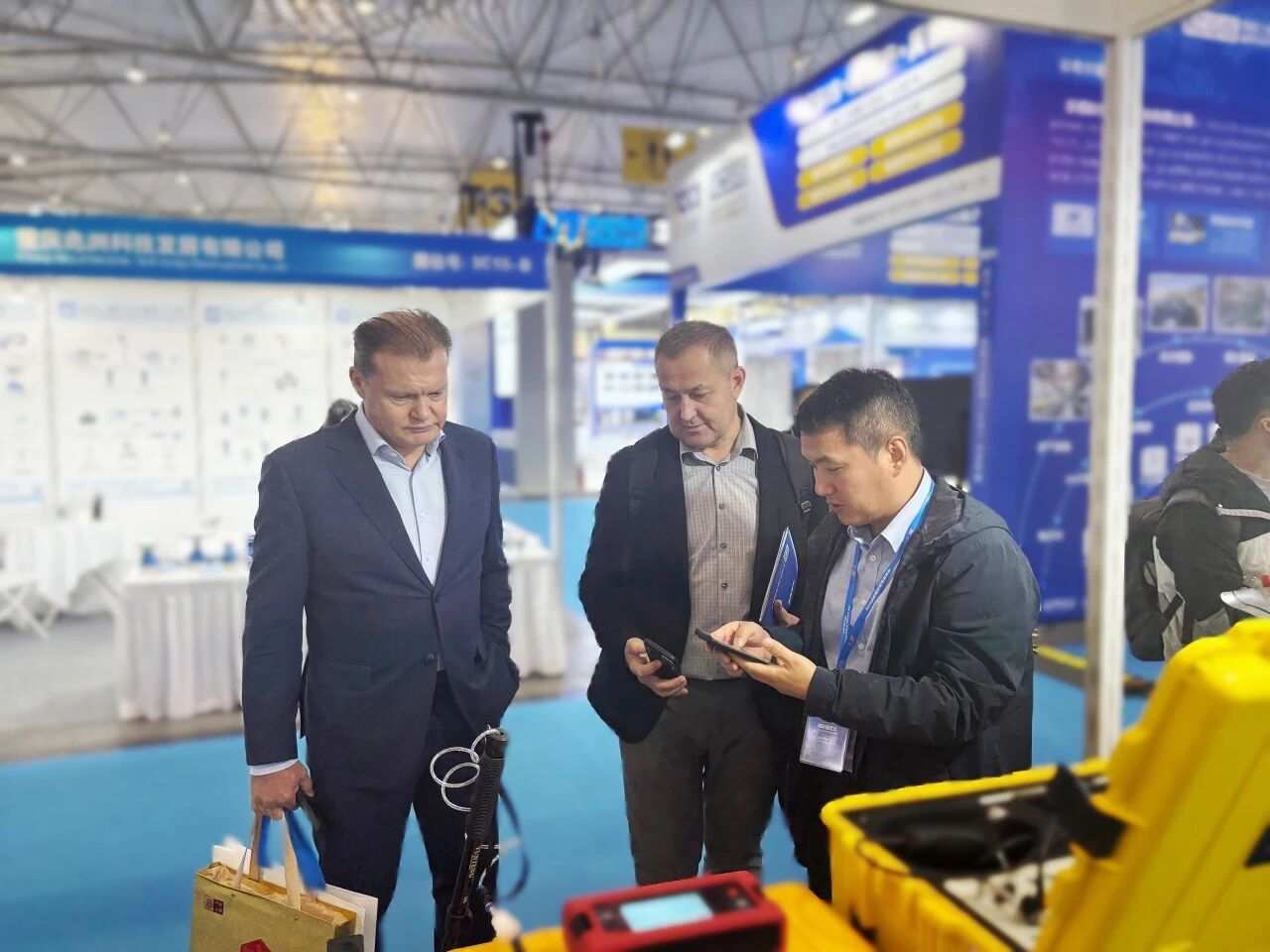 管暢科技，非金屬管線探測，管線定位儀，展會(huì)現(xiàn)場