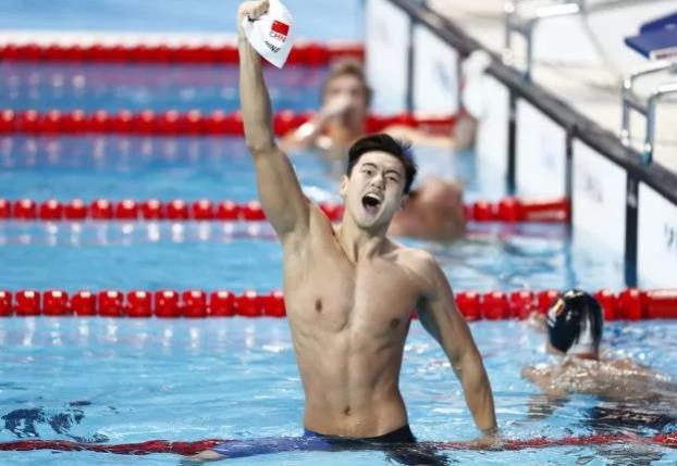 中国游泳名将宁泽涛今日在个人社交媒体发文宣布退役