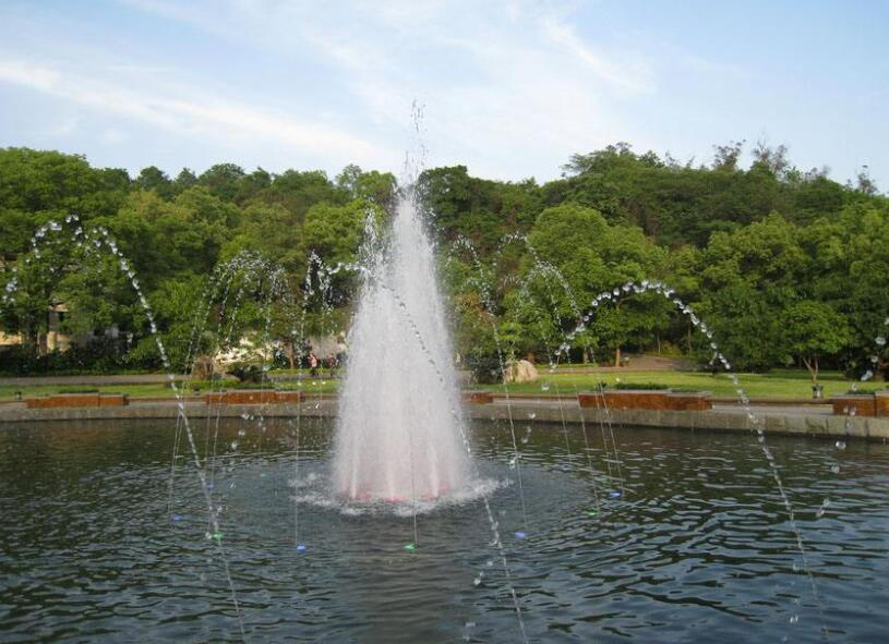 湖面喷泉